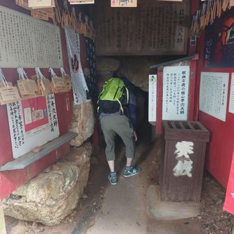 穴大師🙏
ここは確か横穴式古墳だった気が。
それとなく相方を先に行かせる🤭