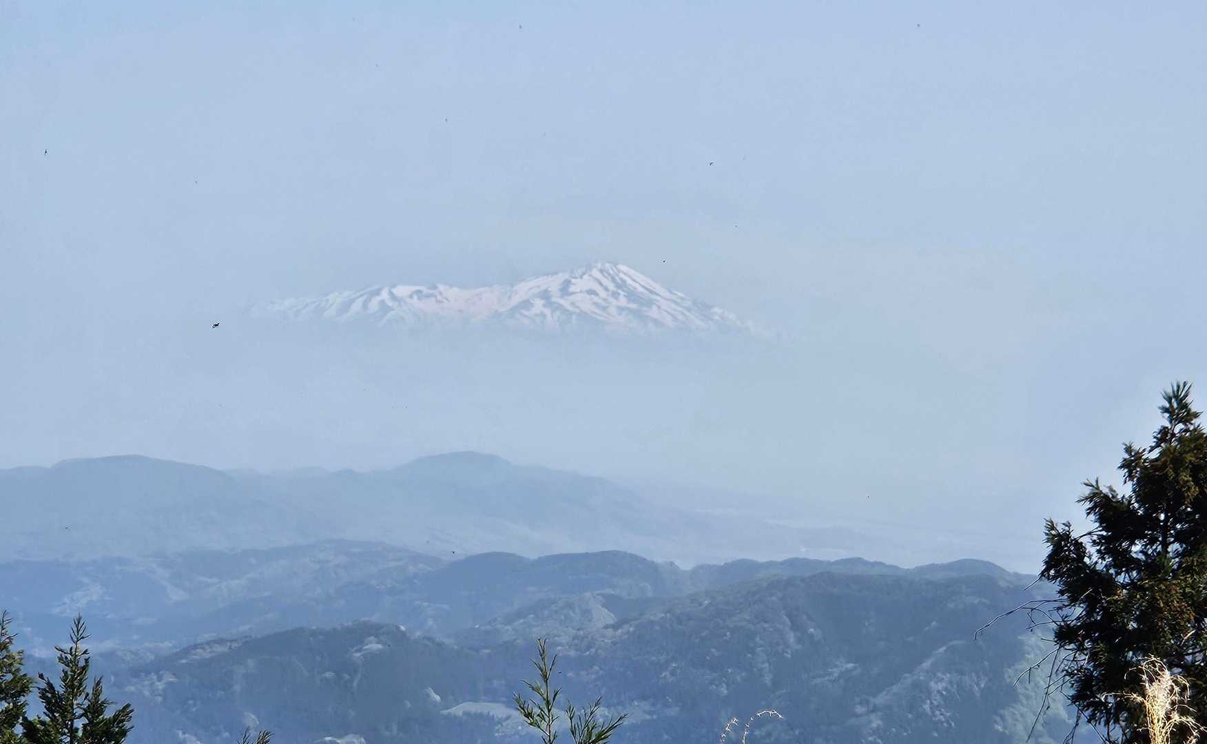 鳥海山が雲の上に見えてます