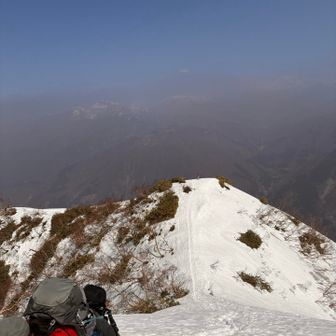 振り返る。あの辺が前荒島岳ね！