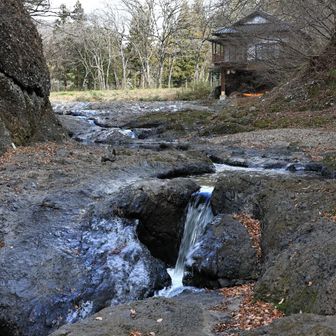 生瀬滝から渡渉場を見る