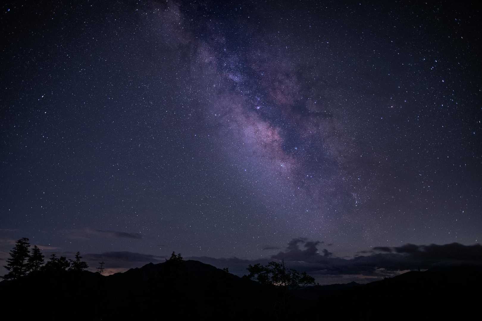 山荘前テラスにて。天の川はレタッチしてあります。