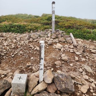 登頂！
すごい強風で、すぐ下山。
