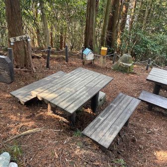 花沢山山頂到着！
航空灯台があった場所で
今も基礎だけ残っています