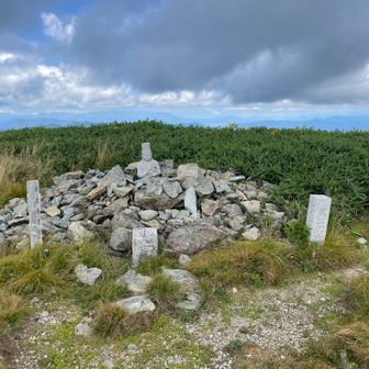 武石嶺到着　広々していて前回きた時は360度の景色が最高でした