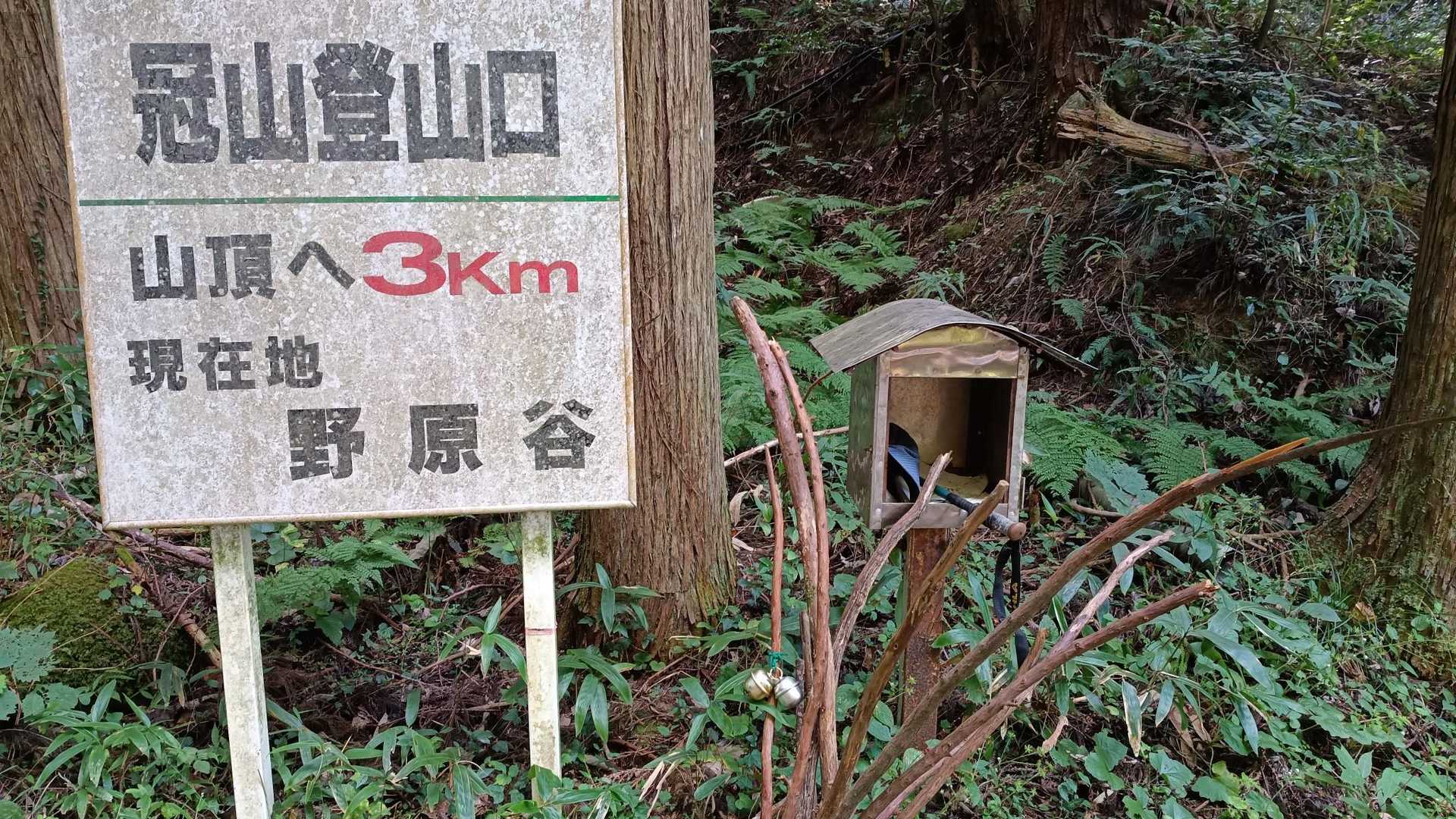 右の棒は、クモの巣切り用に有効かも。持っていけば良かった。