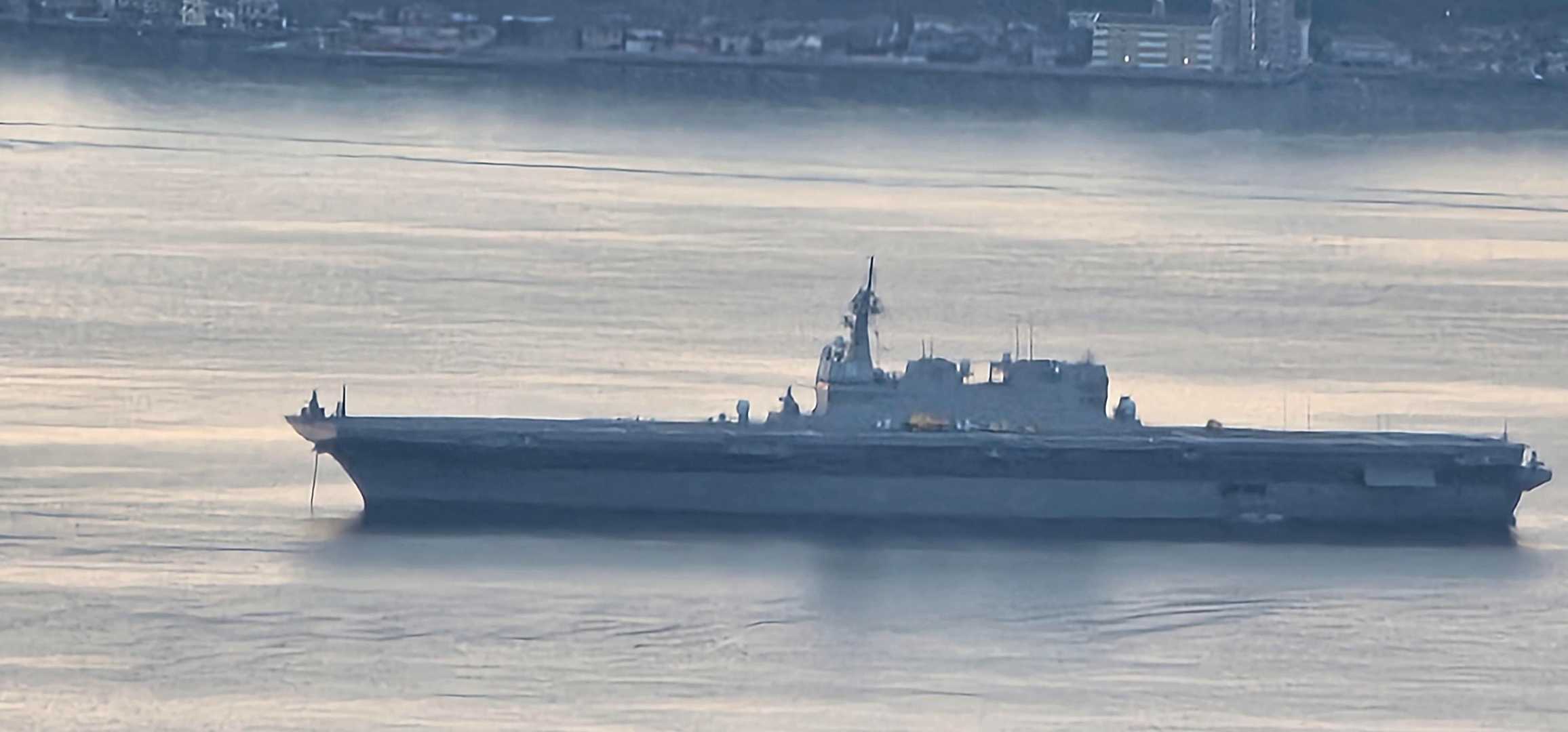 途中からの眺望😃
番号が無いので、何の船だろうか？
空母ぽいけど練習艦⚓だろうか…🤔