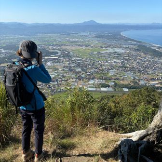 山頂のシンボル🌳榎の木陰より〜
程よい風が涼しく最高！😊