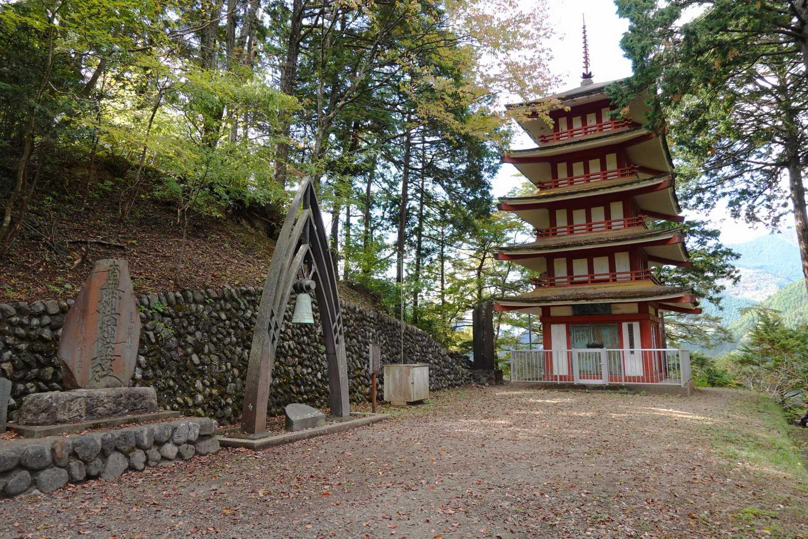 階段登ってすこしで戦没者奉祠靖国の塔