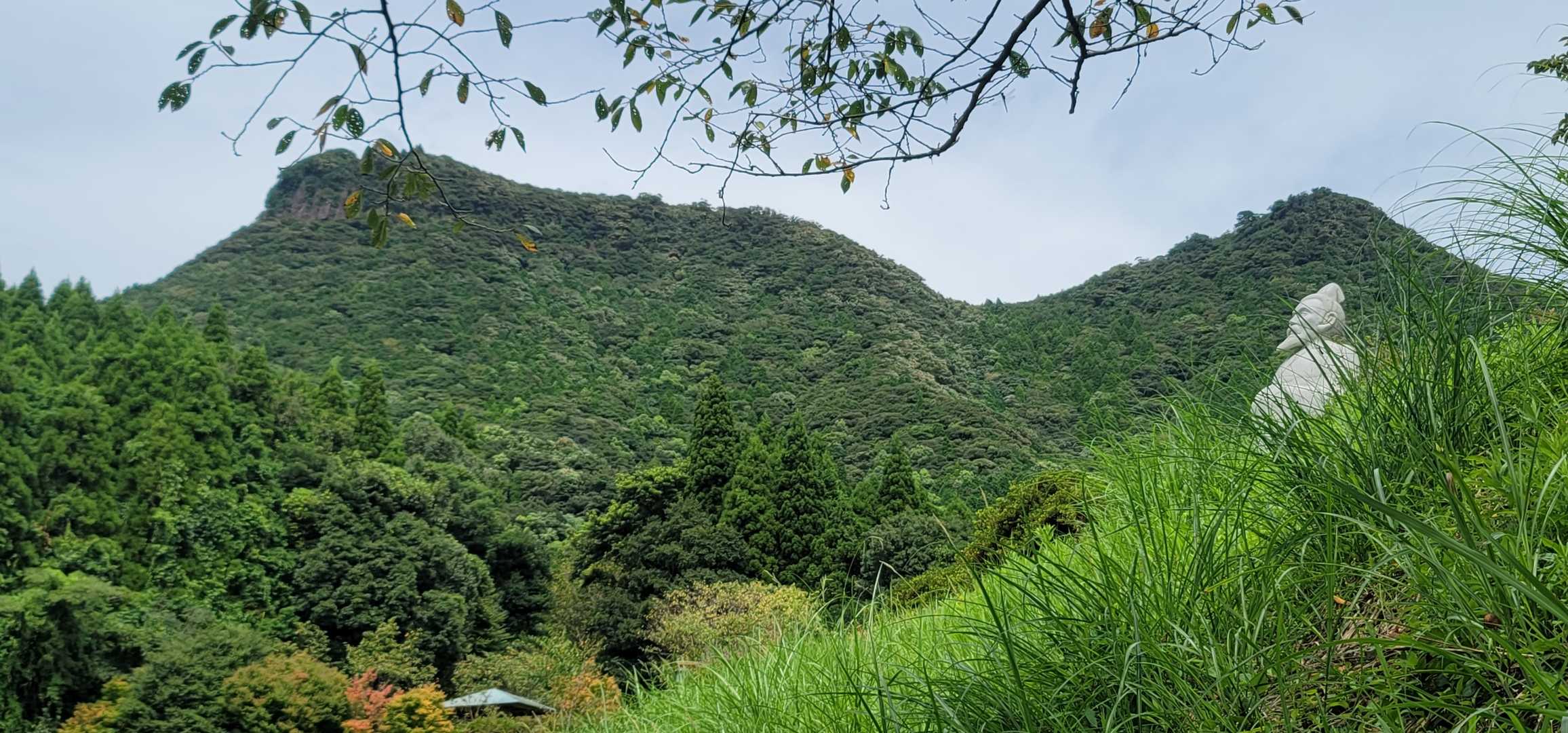 徐福像と冠岳