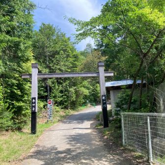 舗装道の登りが続きます
