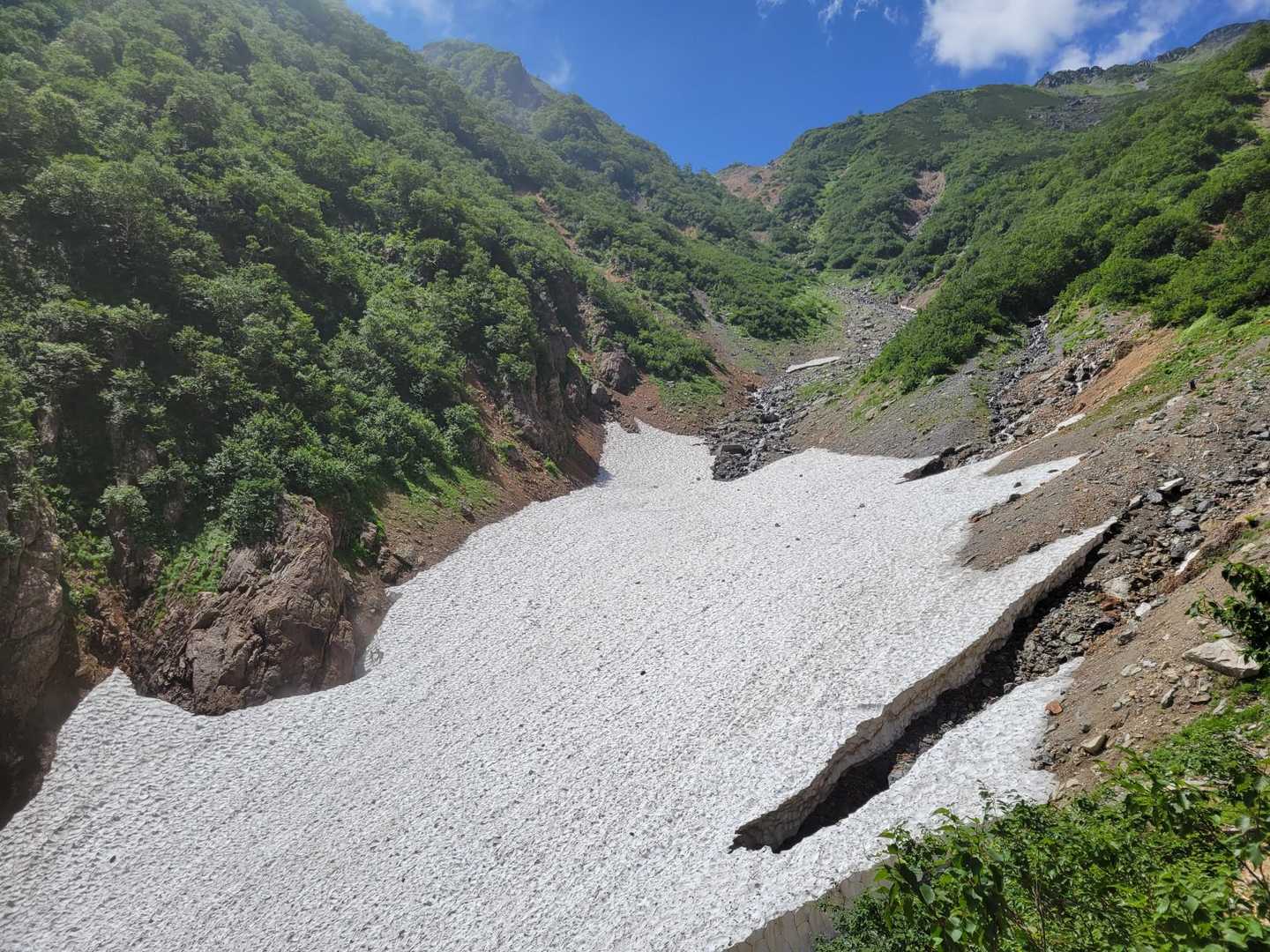 針ノ木雪渓の上部が見えてきた。
今日は、あの上まで上がるのね😅