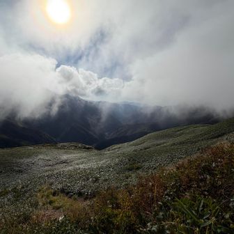 先月の中ノ岳登ってるときに会った男性が言っていた、雲のある風景の方が好きだと。