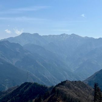 反対から登ってこられた方としばしおしゃべり♪
77歳とのこと
＊30歳から登り始める
＊百名山・二百名山・三百名山
＊四国百名山・九州・中国・関西・北陸・関東
＊東北は進行中
＊北海道は行けないとこがあり断念
てことは、ほぼ日本中の山コンプリートですね！
優しげな77歳のお顔の奥に
30代、40代…の姿が見えるようでした💪

はき込んだズボンの両膝とお尻には
キッチリ長方形の継当て
ザックもすっかり色が剥げて
何十年選手か…幾つの山の相棒でしょう

スゴイな〜の言葉に尽きます

山頂で別れ
しばし後ろ姿を見送りました
いつまでもお元気で