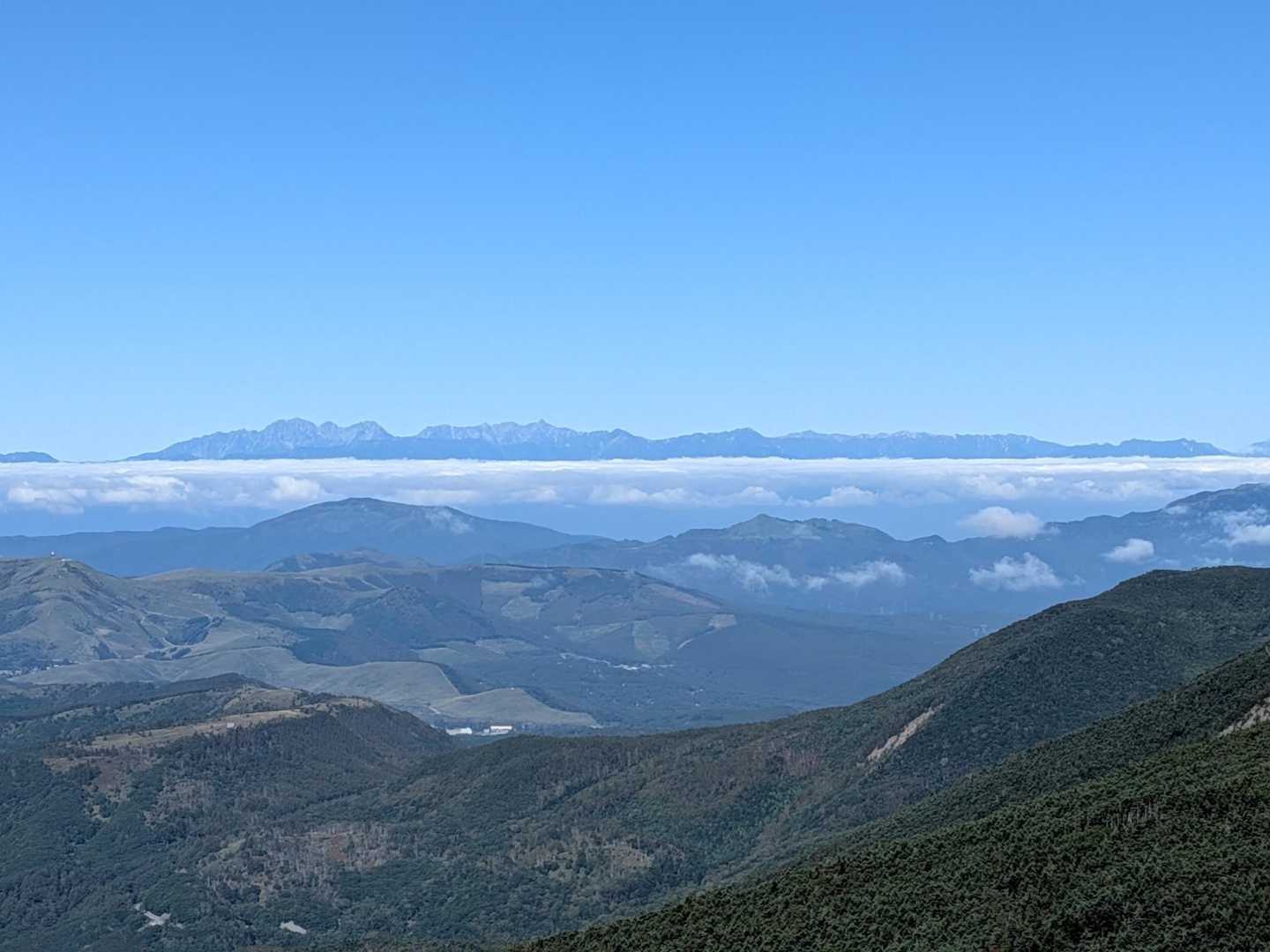 麦草峠-大石峠-中小場-縞枯山-雨池峠-北横岳-七ツ池-山 縦走コースの写真