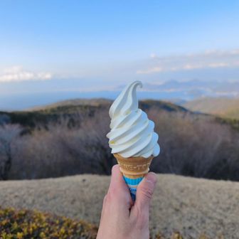 達磨山レストハウスでトイレとソフトクリーム🍦
400円ですがJAF割引で350円
今時あまりない価格で、大きさもたっぷりで大満足。
この先の残り9kmが、頑張れます😋