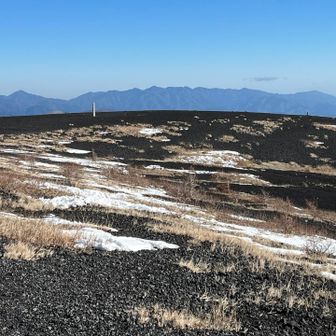 頂上碑の奥に丹沢連山が見える
右が塔ノ岳。