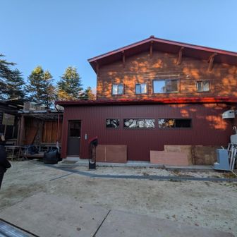 砂払を下るとまもなく薬師岳小屋
綺麗なトイレがあります。200円支払って使わせて頂きました🙇‍♀️
ありがとうございます😊