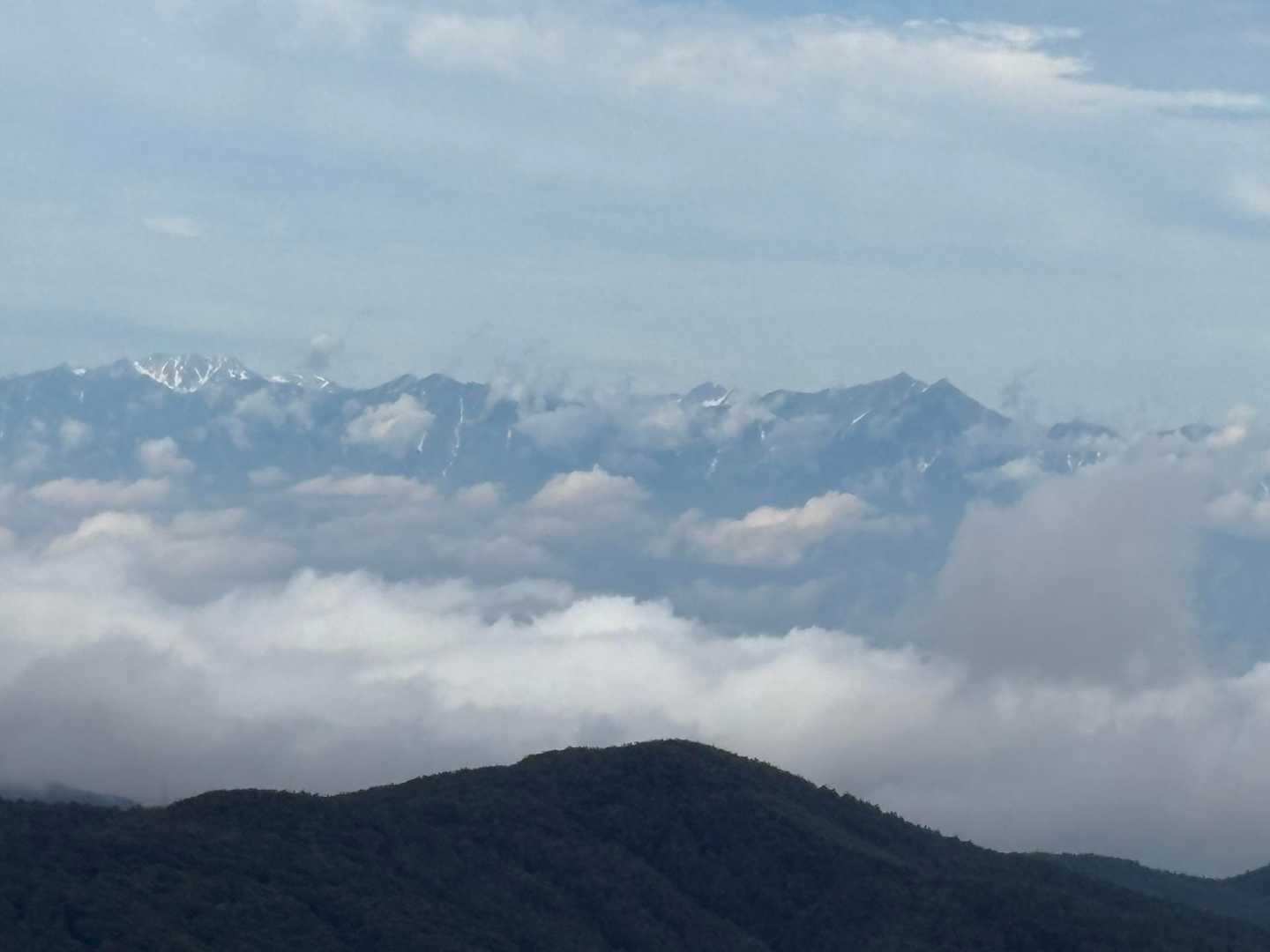 少し歩いて、爺ガ岳、鹿島槍ヶ岳⛰️✨
左奥の白い山は立山？👀