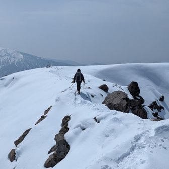 山頂で絶景を満喫したので、慎重に下山します