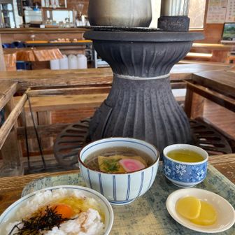 薪ストーブの前で
有名な卵かけご飯にミニそばセットを食し