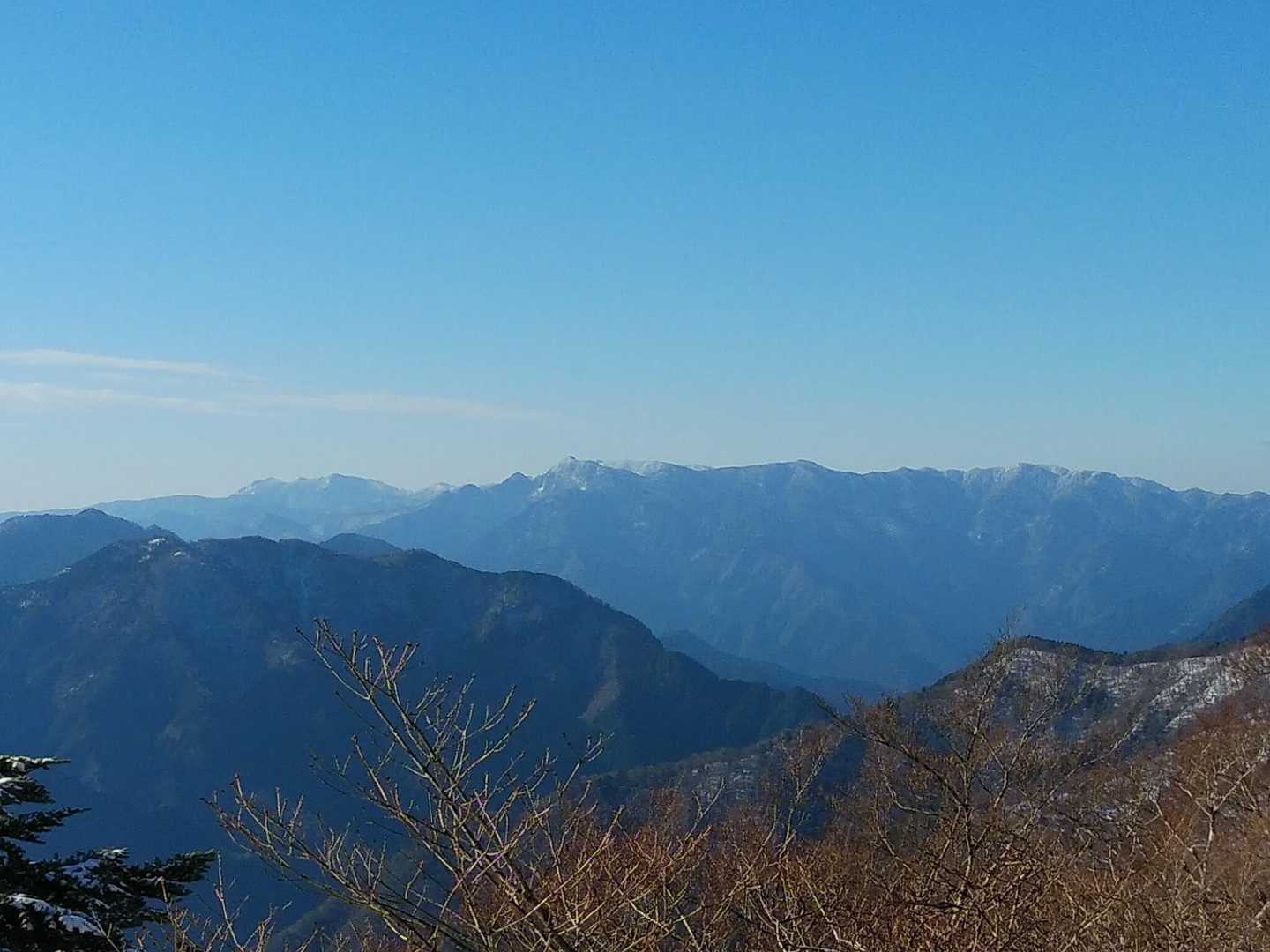 大峰の山々が見える(八経、大普賢、山上)