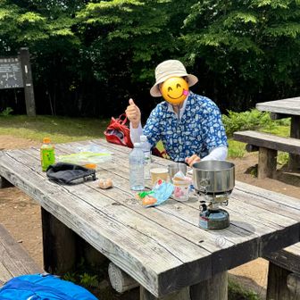山頂でカップ麺🍜、コーヒー、饅頭…