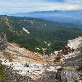 硫黄岳北側にある噴火口