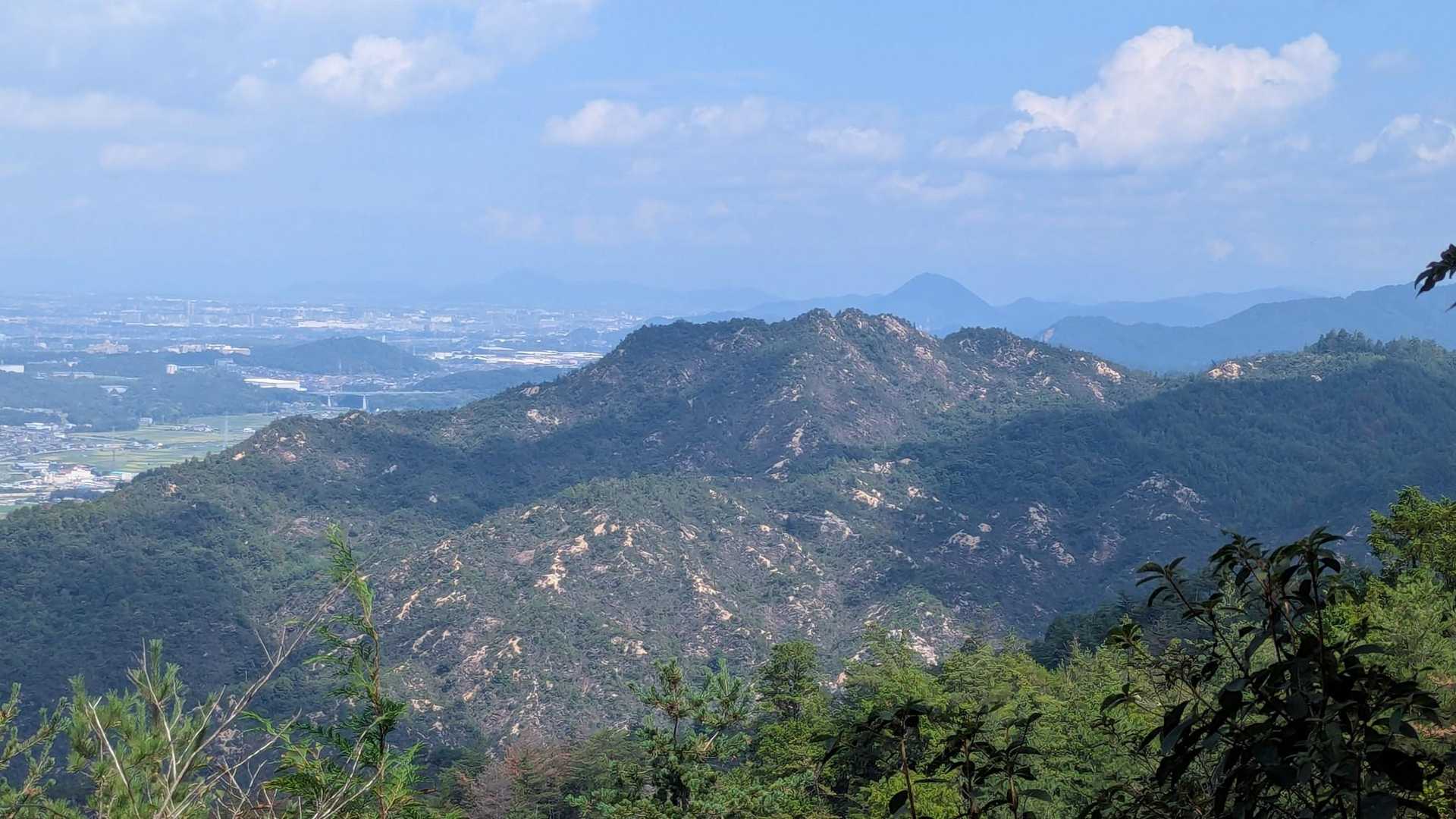 目の前に堂山があった。
なかなかいい山じゃないか👍
どこをどー登ったのか覚えてないので　また登りたい👍
その堂山のバックには、三上山。
もっと三上山でトレーニングせな皆さんに迷惑かけるとつくづく思った😓