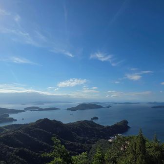 波ひとつない｢鏡｣のような青い海💙
穏やかで青い瀬戸内海に、幾重にも重なる緑の島々がぽつぽつと浮かぶ、極上の多島美が広がる360度の大パノラマ✨