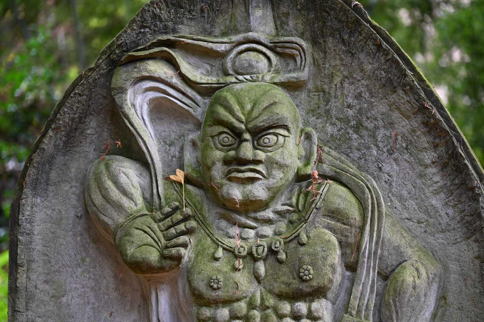 石仏に迎えられます。