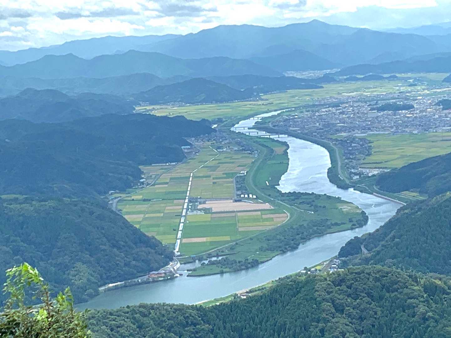 山頂からの円山川
真正面は東・西床ノ尾山
この景色は何度見ても飽きない
少し霞んでるけど大大大好き❤