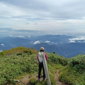 地神北峰。
雲海と連なる山々を見下ろす眺め😆