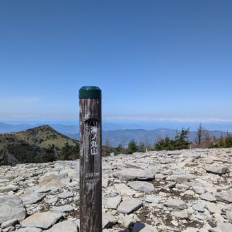 だいぶがんばって登った先の山頂。アルプスも八ヶ岳もよく見えました。冬も歩いていたつもりでしたが、つもりだったんだなと実感です...（笑）