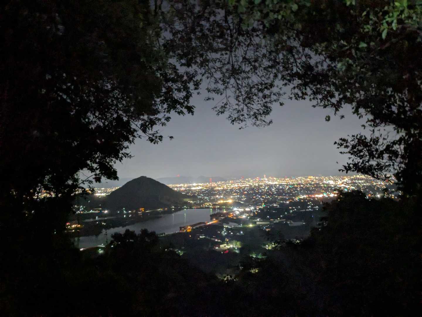 途中、景色が開けた場所で休憩しつつの撮影タイム✨
左に見えるのは日山だったかな🤔