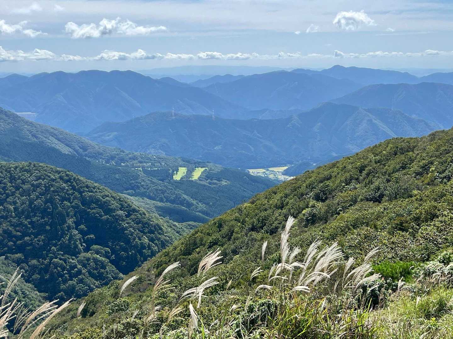 遠くにうっすらと淡路島