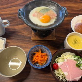 朝ごはんです。この洋食がすごく好みのスタイルでテンション上がった！牛乳好きじゃないけど、これはキンキンに冷えてまろやかで全然飲めました。