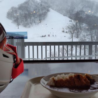 今日も冬山研修をやっているグループが…

ロープウェイ上では、-5℃
でした

下りロープウェイに乗り合わせた、雪上訓練4時間した講師の方によると
「今年は雪多め」だそうです

ラッセルやら滑落防止、
手袋と凍傷のお話とかされていて、冬山のスゴさを感じました
冬山登山✭ゲレンデスキーヤーにとっては、未知の世界や

追伸/関越の玉突き事故
水上インターは、この日正に通った所 、  newsの  あまりの光景に
言葉も出ませんでした🚚