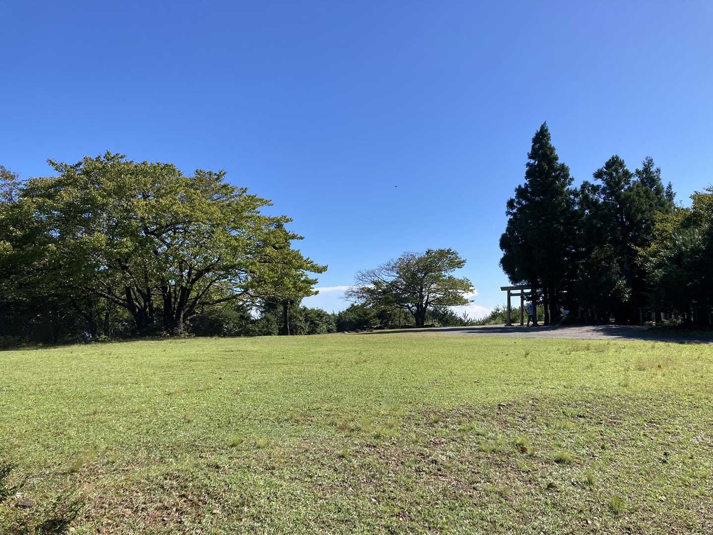舗装路歩いて⛰
登頂〜❣️