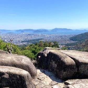 大茶臼山の展望岩からの絶景