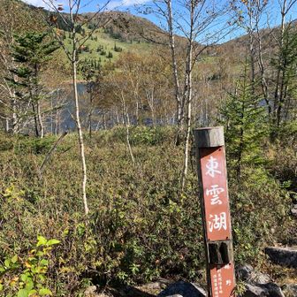 標識前は一望できず

なんとなく湖へ続く道があるけど

ここから折り返しスタート地点へ戻ります