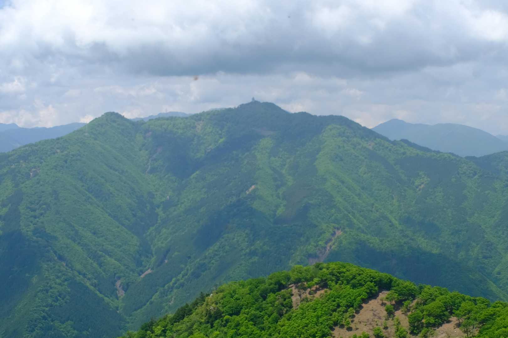 高城山は近そうに見えるが剣山スーパー林道が悪路でしかもくねくね道なので非常に遠かった。🥵