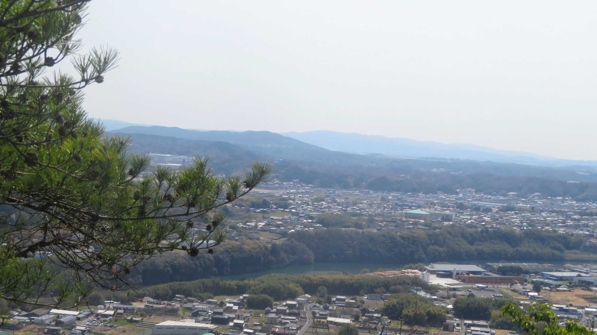 岩場の稜線からの眺望
