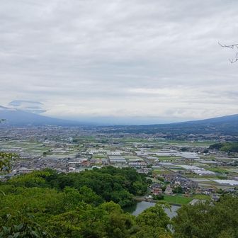 ピーク手前のビューポイント。富士山は…龍城山のほうが雲かかってなかったな。