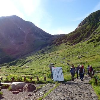 天気は急激に回復して空が見える🎶
でも目指す雄山の山頂は、ガスに隠れたり顔を出したり。
山の天気は分からない。とにかく行ってみよう！