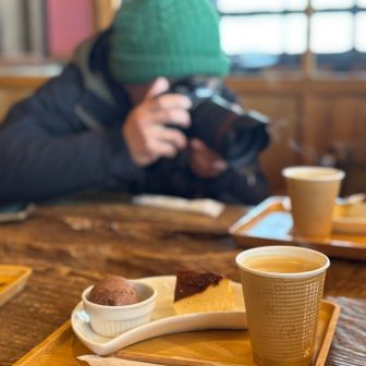 ケーキセット＆吉宗さん。
バスクチーズケーキとチョコアイスとコーヒーです。
チーズケーキがすごく美味しかった😋
これはワンホールイケる👍