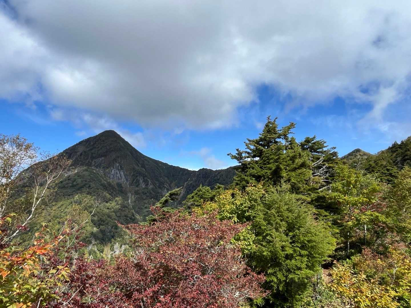 高妻山が見えてきました。右端は五地蔵山かな。