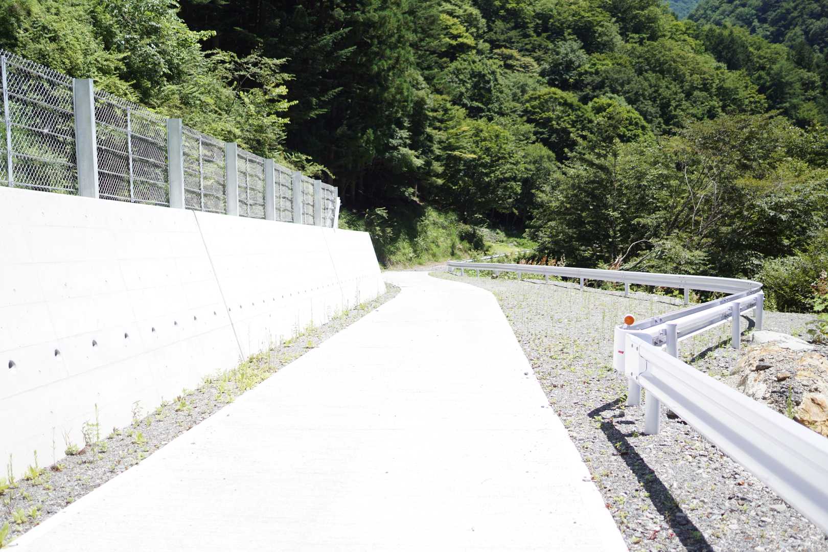 しろい道は目をやられるのでサングラスを装着しましょう🕶