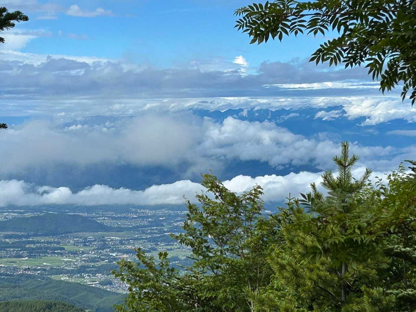 知識がないので分かりませんが、晴れていればいろんな山が見える