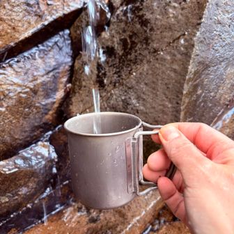 でも、氷結してないからこその楽しみ😊
飲めそうなので…飲んで見ましょう🤩

…エキノコックスが怖いのでがぶ飲みはしませんが、味見程度に😅

美味しいお水でした😊
トゲトゲしさもなくマイルド🤩
この水を沸かしてコーヒーを…と思ったもののあいにく今日は火器を用意して来ませんでしたし、
まぁ、寄生虫も怖いので味見程度で我慢しましょう😅

それにしても美味しいお水でした。
ごちそうさまでした😋
