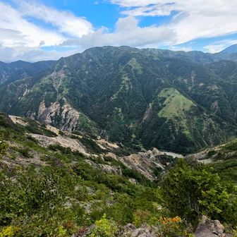 向かいの山の向こうは中禅寺湖
